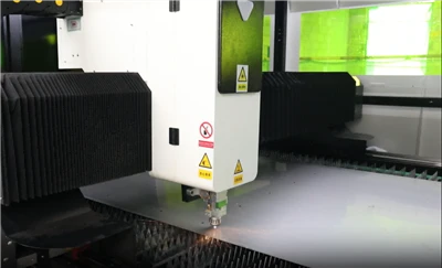 Substitució de la placa de protecció làser de la màquina de tall làser CNC de...
